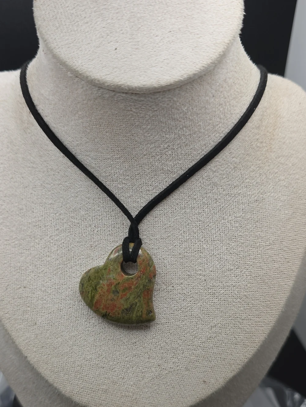 Green Heart Stone Pendant Necklace (2484)